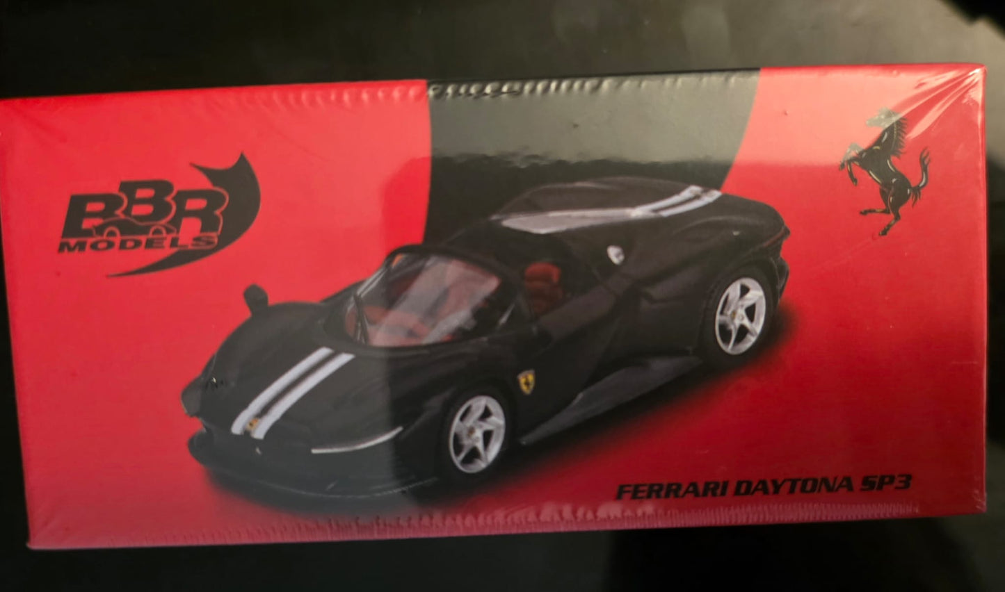 Ferrari Daytona SP3 Negro Mate con Rayas Blancas e Interior Rojo Fundición a Presión 1/64